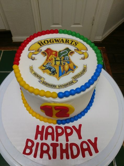 Harry Potter Ice Cream Cake, Hogwarts Cake Ideas, Hogwarts Birthday Cake, Simple Harry Potter Cake Ideas, Hogwarts Cake, Harry Potter House Decor, Hogwarts Birthday, Harry Potter Theme Cake, Harry Potter Desserts