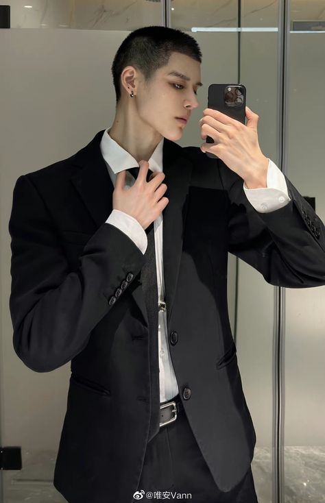 Weian Vann, Aesthetic Guy Outfits, Guy Fits, Dream Photography, Aesthetic Guys, Men Fashion Casual Outfits, Chinese Boy, Pose Reference Photo, 인물 사진