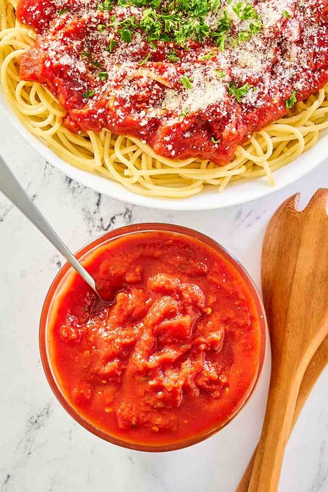 Olive Garden Marinara Sauce - CopyKat Recipes Olive Garden Marinara Sauce Recipe, Olive Garden Marinara Sauce, Garden Marinara Sauce, Olive Garden Spaghetti, Ravioli Spaghetti, Pizza Ravioli, Make Marinara Sauce, Italian Sauce Recipes, Best Marinara Sauce