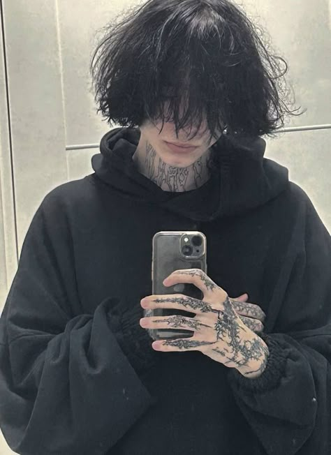 Alt Boy Outfit, Black Hair Japanese, Alt Guy, Messy Hair Boy, Emo Boy Hair, Grunge Boys, Creepy Cute Fashion, Emo People, Goth Fits