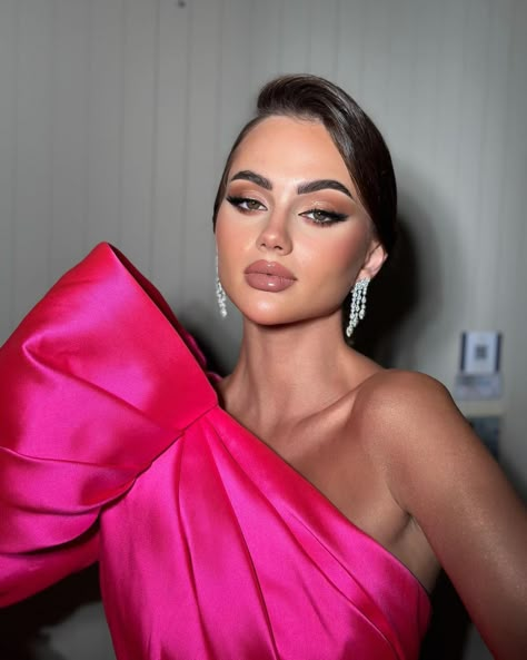 Hot Pink Dress Makeup Look, Fuschia Dress Makeup Ideas, Eye Makeup With Hot Pink Dress, Makeup For Dark Pink Dress, Magenta Outfit Makeup, Makeup For A Pink Dress Night, Makeup To Wear With Pink Dress, Makeup For A Fuschia Dress, Dark Pink Dress Makeup