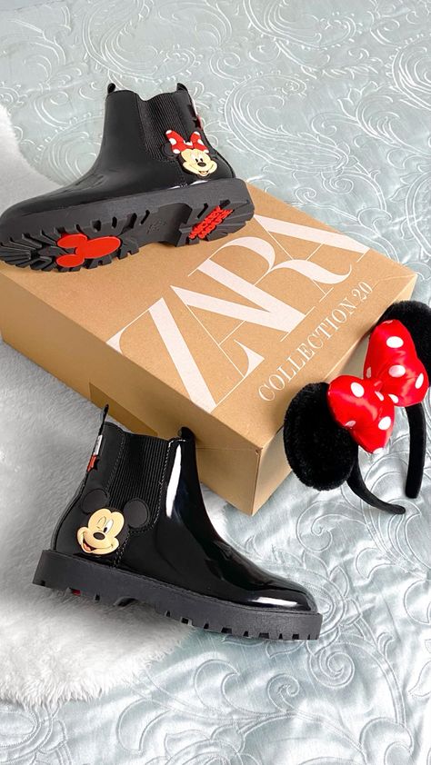 Black patent Disney boots featuring Mickey and Minnie Mouse. Minnie Shoes, Disney Park Outfit, Disney Adult, To Have, Disney Shoes, Disney Side, Just My Size, Disney Fashion, Zara Fashion