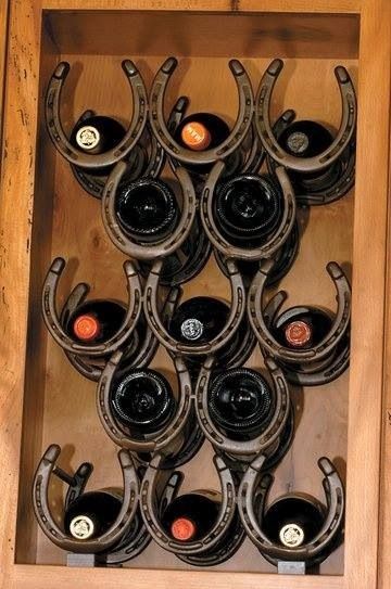 Horse shoe wine rack! Horse Shoe Ideas, Horseshoe Ideas, Wine Bottle Storage, Horseshoe Projects, Horseshoe Decor, Horseshoe Crafts, Equestrian Decor, Horseshoe Art, Horse Shoes