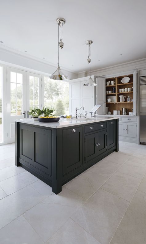 Black Shaker Kitchen, Navy Kitchen, Cottage Coastal, Scandinavian Kitchen, Luxury Kitchen Design, Shaker Kitchen, Kitchen Inspiration Design, Blue Kitchens, Luxury Kitchens