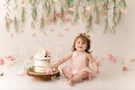 Wildflower Cake, Cake Smash Photoshoot, Smash Photoshoot, Cake Smash Theme, Baby Birthday Photoshoot, Flower Birthday Party, Smash Cake Girl, 1st Birthday Photoshoot, 1st Birthday Cake Smash