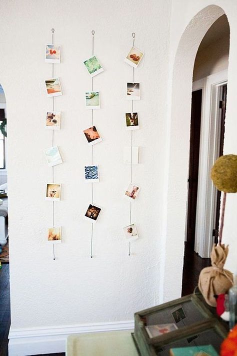 decorating with polaroids Polaroid Display, Polaroid Wall, طابع بريدي, Square Cards, Decor Minimalist, Decor Rustic, Hanging Art, Photo Displays, Picture Display