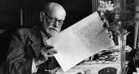 26 FRASES DE SIGMUND FREUD QUE TE VAN A HACER PENSAR - EL CLUB DE LOS LIBROS PERDIDOS Freud Psychoanalytic Theory, Freud Museum London, Freud Theory, Wausau Wisconsin, Human Personality, Writing Space, Charles Darwin, Sigmund Freud, George Orwell