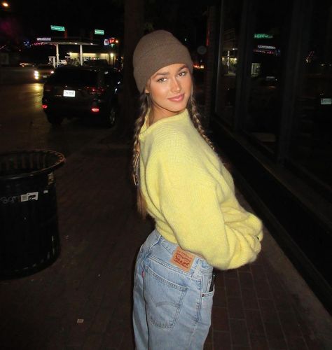 hutton 🌙 on Instagram: “the orbs 👻 • • • #fashionblogger #instafashion #ootd #ootdfashion #explore #explorepage #winterfashion” Yellow Sweater Outfit, Outfit Pull, Yellow Knit Sweater, Knit Sweater Outfit, Yellow Knit, Sweater Outfit, Yellow Sweater, Pastel Yellow, Gossip Girl