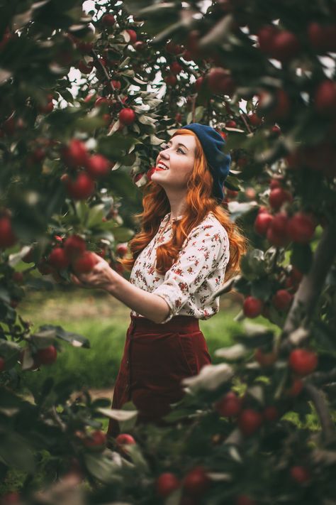 Fall Shopping Apple Orchard Photography, Apple Orchard Pictures, Apple Picking Photos, Apple Picking Outfit, Apples Photography, Apple Season, Apple Orchard, Fall Photoshoot, Apple Picking