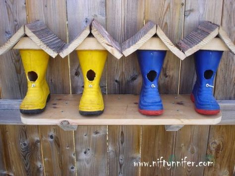 Wellie boots become bird houses: Gloucestershire Resource Centre http://www.grcltd.org/scrapstore/ Cool Bird Houses, Bird House Plans, Bird House Kits, Bird Aviary, Birdhouse Designs, Decorative Bird Houses, Diy Bird Feeder, Diy Birds, Bird Houses Diy