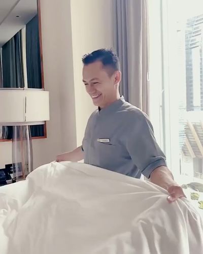 Meet Room Attendant Jafar as he sets up a fully customised @fourseasons sleep experience.  #fourseasonsabudhabi #FSAbuDhabi #FourSeasons #emilerassam #uniform #uniforms #roomattendant #inbedwithFS #abudhabi #housekeeper https://video.buffer.com/v/5e5e2f2fe215b5382064c0b8 Hotel Housekeeping, Housekeeping Uniform, Room Attendant, Hotel Uniform, Staff Uniforms, Hospitality Uniform, Front Desk, Four Seasons, Sleep