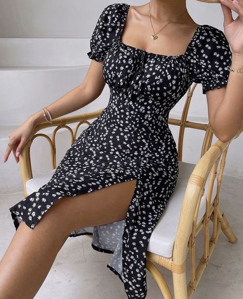 Floral Dress Black Women, Summer Gowns Casual, Black Floral Dress Outfit, Farm Outfits, Flower Dresses Outfit, Black Floral Summer Dress, A Line Midi Dress, Black Flower Dress, Classy Short Dresses