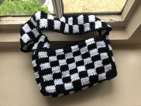 Checkered Bag, Sling Bag Black, Embroidery Ideas, Black Crochet, Crochet Purses, Black N White, White Crochet, Knitted Bags, Crochet Ideas