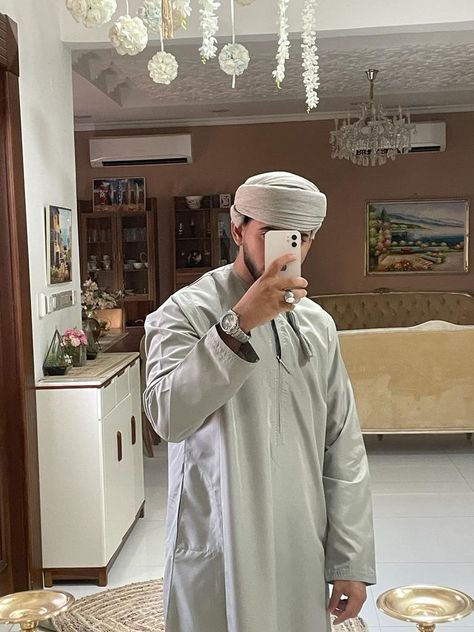 Omani Dress Men, Omani Dress, Umroh Outfit, Arab Style, Arab Men Fashion, Dress Men, Muslim Men, Fasion Outfits, Arab Men