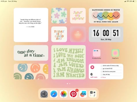 Ipad Homescreen Widget Ideas, Ipad Homescreen Ideas Ios 17, Pastel Ipad Homescreen, Ipad Ios 17 Wallpaper, Ipad Home Screen Layout Pink, Ipad Aesthetic Homescreen Ideas, Ipad Homescreen Ideas Aesthetic Pink, Ipad Set Up Aesthetic, Ipad Wallpaper Setup