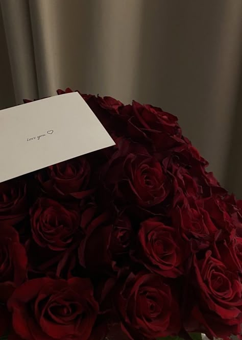 Red Aesthetic Elegant, Flowers Red Aesthetic, Satin Bathrobe, Retro Movies, Quote Fashion, Glamorous Lifestyle, Luxury Flower Bouquets, Red Roses, Roses