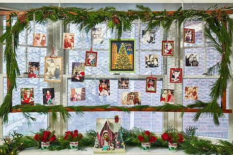 Displaying Christmas Photos, Santa Photo Display, Display Santa Photos, Christmas Photo Display Ideas, Christmas Photo Display, Glasses With Flowers, Hand Painted Wine Glasses Diy, Family Holiday Pictures, Tree For Christmas