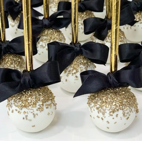 Cake Pops Gold And Black, Great Gatsby Cake Pops, Black And Gold Party Food Ideas, White Cake Pops With Gold, Elegant Food Display Ideas, Black And Gold Desserts, Black And Gold Cupcakes Birthdays, Gatsby Party Cake, Gatsby Cake Pops