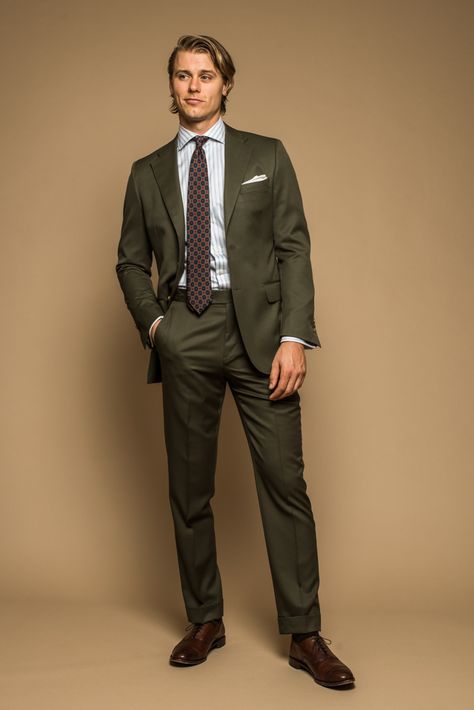 Mens Casual Wedding, Men's Suiting, Casual Wedding Outfit, Olive Green Shoes, Olive Green Suit, Summer Suits Men, Mens Suit Style, Suit Combinations, Suit Man