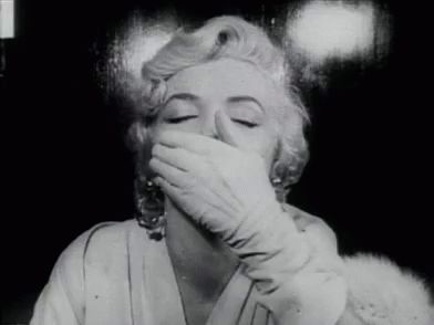 Marilyn Monroe Kiss GIF - MarilynMonroe Kiss - Discover & Share GIFs Marilyn Monroe Gif, Blowing Kisses, Whatsapp Videos, Marilyn Monroe Photos, Norma Jean, Norma Jeane, Blonde Bombshell, Classic Hollywood, Marilyn Monroe