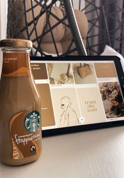 Starbucks Frappuccino Bottles, Starbucks Caramel Frappuccino, Starbucks Pictures, Aesthetic Starbucks, Starbucks Wallpaper, Starbucks Bottles, Caramel Frappuccino, Starbucks Caramel, Starbucks Card