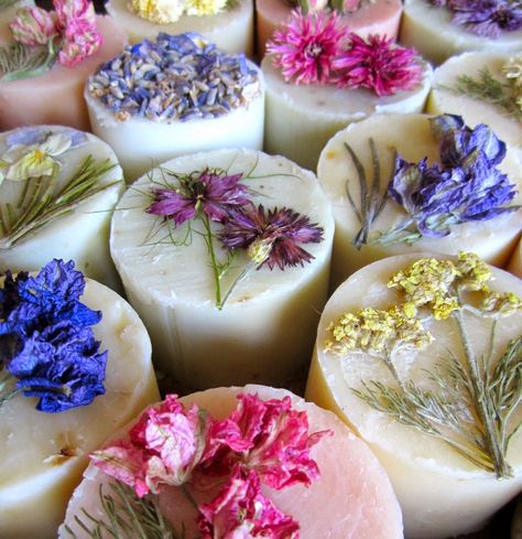 Soaps and Roses Săpunuri Handmade, Pretty Soap, Diy Cosmetics, Flower Soap, Bath Soap, Artisan Soap, Soap Recipes, Diy Soap, Home Made Soap