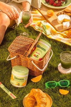 Picnic Lifestyle Photography, Creative Photography Outdoor, Grass Product Photography, Summer Picnic Photography, Product Outdoor Photography, Outdoor Product Photography Ideas, Product Staging Photography, Picnic Product Photography, Outdoor Product Shoot