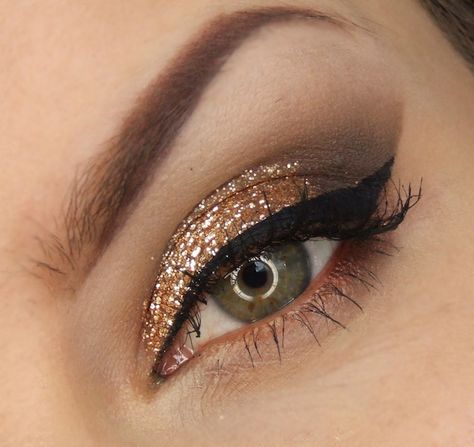 Maquillage Nouvel An ombre paupières doré #tips #makeup New Years Diy, Nails New Years, Silver Eyeliner, Eve Makeup, New Year's Makeup, New Years Eve Makeup, Stylish Makeup, Purple Lips, Gold Eyeshadow