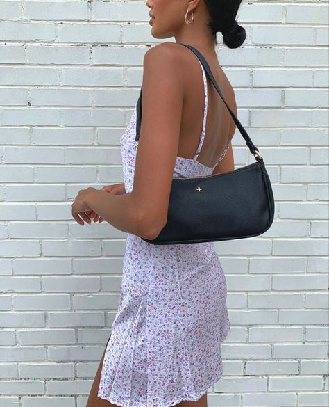 Shoulder Bag Aesthetic Outfit, Black Shoulder Bag Aesthetic, Mini Bags Outfit, Tiny Bag Outfit, Small Purse Outfit, Shoulder Purse Outfit, Mini Purse Outfit, Mini Shoulder Bag Outfit, Small Bag Outfit