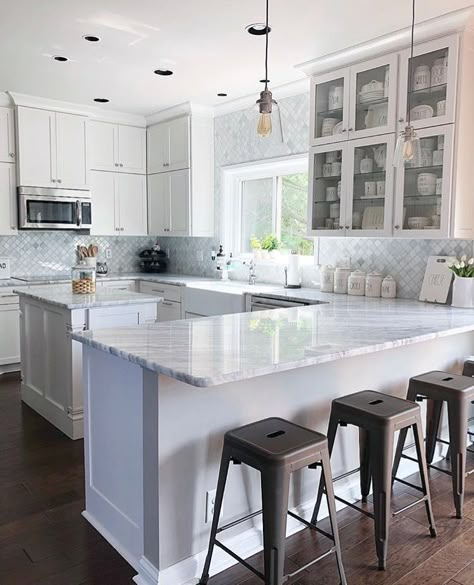 Tiny island. White kitchen Kitchen Without Island, Tiny Kitchen Design, White Marble Kitchen, Kitchen Redesign, U Shaped Kitchen, White Kitchen Design, Kitchen Marble, Kitchen Redo, Tiny Kitchen