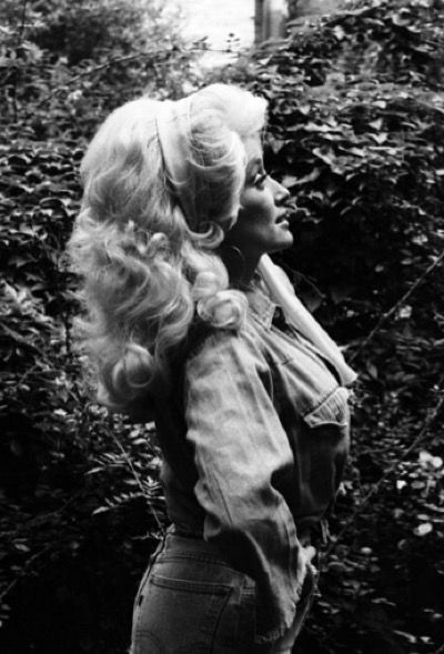 Dolly Parton Dolly Parton Pictures, Country Artists, Hello Dolly, Dolly Parton, Country Singers, Profile Photo, Christmas Aesthetic, Vintage Photography, Spirit Animal