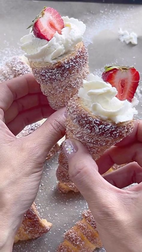 WE LOVE COOKING on Reels | welovecooking.italy · Original audio Strawberry Cream Puff Pastry, Desert Rapid, Ice Cream Cones Recipe, Sweet Puff Pastry, Delicious Food Image, Puff Pastry Desserts, Cake Pop Decorating, Individual Desserts, Diy Desserts