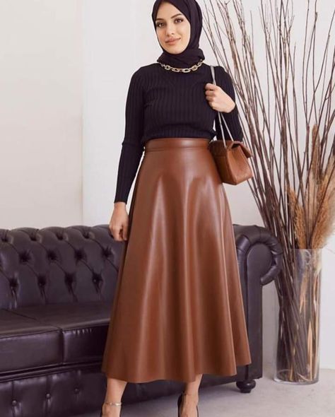 Muslimah Fashion Casual, Skirt Satin, Arab Beauty, Muslimah Fashion, Muslim Women, Hijab Fashion, Classy Outfits, Long Skirt, Leather Skirt