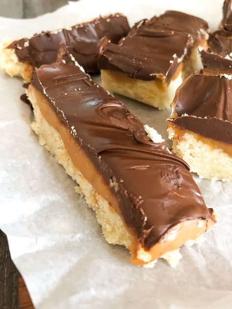 Homemade Twix Bars are layers of shortbread cookie crust, caramel, and chocolate. They are so much better than storebought Twix candy bars and are so easy to make with just 3 simple steps. Homemade Twix Bars Recipe, Autumn Snacks, Peanut Butter Twix, Holiday Bakes, Twix Candy, Homemade Twix Bars, Recipe Diaries, Shortbread Cookie Crust, Homemade Candy Bars