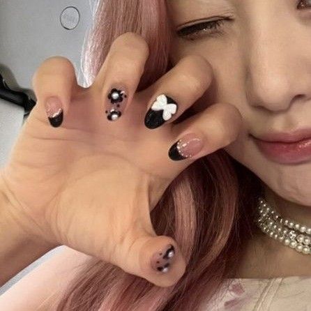 Loona Nails Kpop, Huh Yunjin Nails, Twice Inspired Nails Kpop, Lesserafim Nail, Cute Nails Charms, Lesserafim Nails Inspired, Seventeen Inspired Nails Kpop, Le Sserafim Nails Designs, Gidle Nails Designs