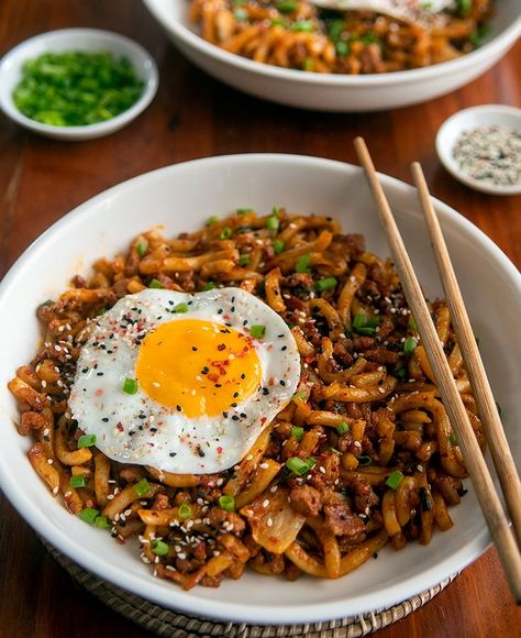 Noodles With Fried Egg, Egg Fried Noodles, Korean Spicy Noodles, Kimchi Udon, Spicy Noodles Recipe, Uni Vibes, Fried Udon, Udon Recipe, Pork Ragu