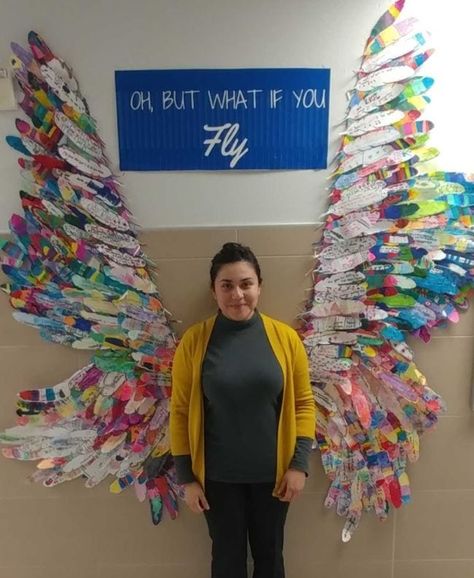 25 Fresh Spring and End-of-Year Bulletin Boards - WeAreTeachers Class Room Door, Room Door Ideas, Classe D'art, Collaborative Art Projects, Paper Feathers, School Displays, Group Art, Library Displays, Collaborative Art