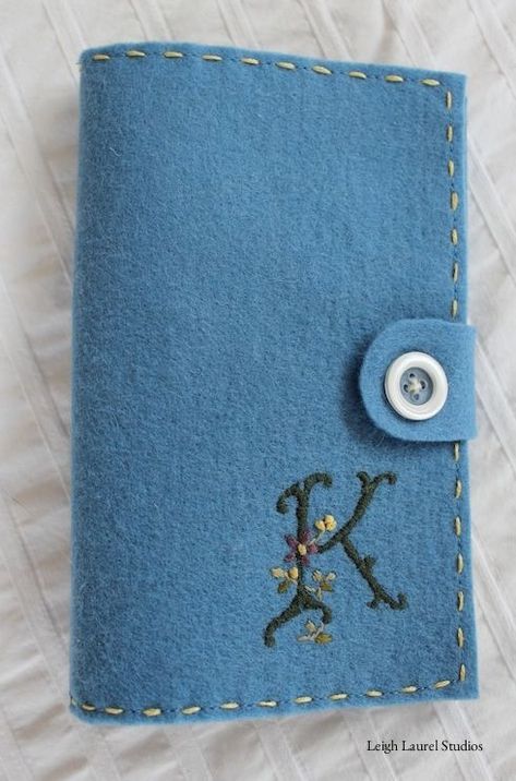 Monogrammed felt needle book tutorial Felt Needle Book, Needle Holders, Needle Keeper, Book Tutorial, Sewing Spaces, Diy Back To School, Basic Embroidery, Sewing Machine Cover, Felt Crafts Diy