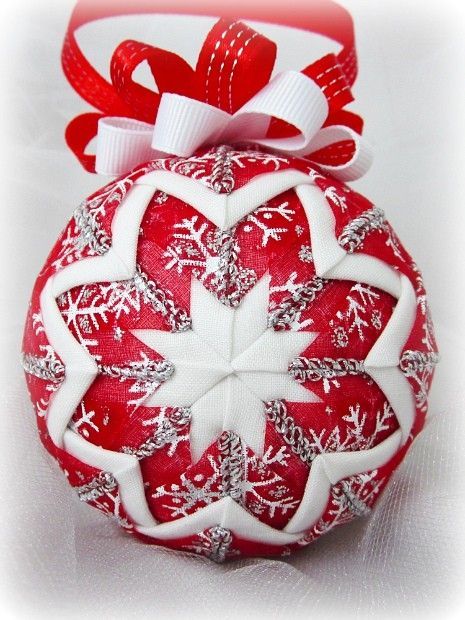 quilted christmas tree ornaments on styrofoam balls - Google Search Quilted Fabric Ornaments, Sewn Christmas Ornaments, Folded Fabric Ornaments, Quilted Ornaments, Quilted Christmas Ornaments, Christmas Ornament Pattern, Fabric Ornaments, Fabric Christmas Ornaments, Ornament Kit