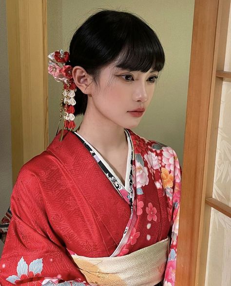 Japanese Hairstyle Traditional, Traditional Hairstyle, Yukata Kimono, Japanese Hairstyle, Peinados Fáciles Para Cabello Corto, Aesthetic People, Japanese Kimono, Mode Inspiration, Japanese Culture