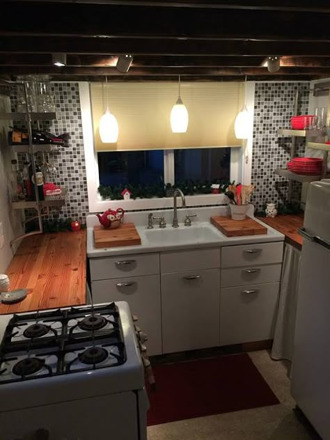 Lovely vintage kitchen, via My Empty Nest: A Letter To My Tiny House | Tiny Homes Design Casa Piccola, Floorplan Ideas, Portable Building, House Floorplan, Diy Tiny House, Outdoor Kitchen Appliances, Tiny House Floor Plans, Tiny House Kitchen, Tiny Home Ideas