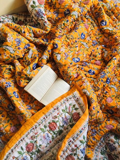 Quilt Queen Size, Pretty Quilts, Yellow Bedrooms, India Quilt, Colorful Quilt, Art Deco Quilt, Quilted Blanket, Quilt Aesthetic, Orange Quilt Bedding