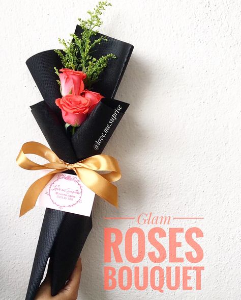 Simple rose bouquet @love.me.suprise Three Rose Bouquet, Rose Bouquet Simple, Simple Rose Bouquet, Minimal Bouquet, Simple Rose, Bouquet Ideas, Rose Bouquet, Love Me, Flowers Bouquet