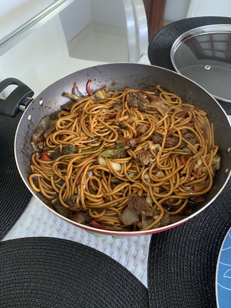 Yakisoba de carne Yakisoba Aesthetic, Fake Insta, Asian Food, Japchae, Shades Of Red, Asian Recipes, Nom Nom, Spaghetti, Shades