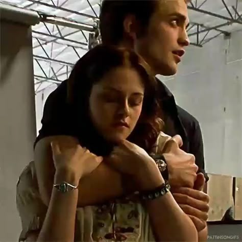 Bella Y Edward, Twilight 2008, Twilight Funny, Team Jacob, Twilight Edward, Height Difference, Twilight Photos, Edward Bella, Twilight Film