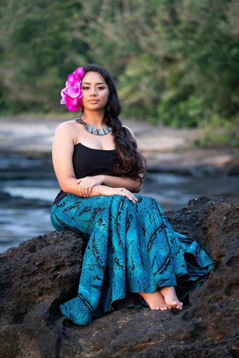 Contestant for the annual Miss Moso’oi pageant in American Samoa. The beautiful Naleigh Hudson-daughter of Sina and Duffy Hudson. Sponsored by All Star Signs. #samoa #beauty #pageant #fashion #Mena #samoan #dress #islandstyle #allstar Samoan Photoshoot, Miss Samoa Sash, Samoan Malu, Pacific Islander Girl, Samoan Taualuga Costume, Samoan Women, Samoan People, Samoan Dress Ivanui Pacific, Polynesian Beauty