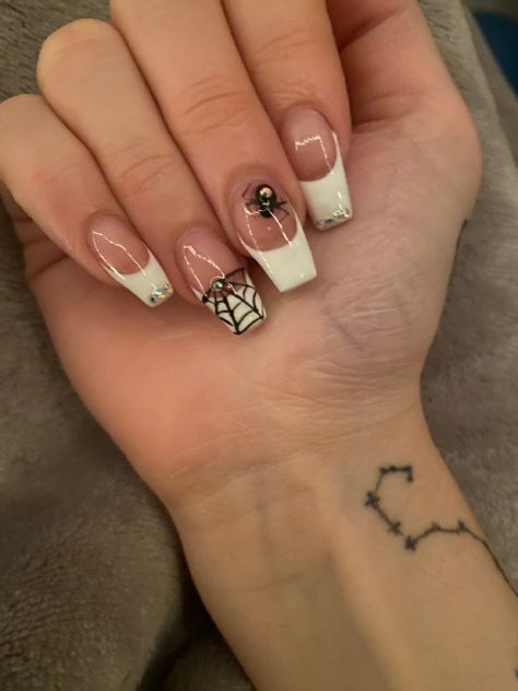 Black Glitter French Tip Nails Halloween, Spooky Nails Coffin, French Tip Spider Web Nails, Spider Web Nails Short, Spider Web Nails Acrylic, Short Nail Inspo Fall, Spooky Nails Short, Spider Web Nails Easy, Halloween Nails French Tip