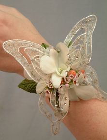 Butterfly corsage new and sweet Butterfly Corsage, Wristlet Corsage, Wrist Corsages, Cinderella Carriage, Diy Shows, Quinceanera Decorations, Fancy Bows, Corsage And Boutonniere, Corsage Prom