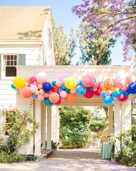 Wedding Locations California, Deco Ballon, Rainbow Theme Party, Rainbow Balloons, Colourful Balloons, Balloon Diy, Wedding Balloons, Balloon Arch, Balloon Garland