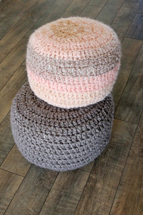 Crocheted Floor Cushions - Free pattern & Tutorial // Delia Creates Crochet Floor Pouf, Crochet Floor Cushion, Giant Floor Pillows, Diy Pouf, Crochet Pouf, Diy Bebe, Pillow Tutorial, Crochet Pillows, Floor Pouf